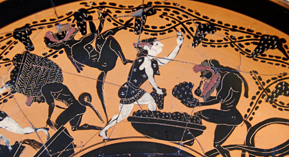 Detalle de kýlix o copa ática de figuras negras, Pintor de Chiusi, finales del s. VI la.C. Muestra a un grupo de silenos y ménades en un viñedo, recogiendo los racimos de uva para su transporte en cestos.