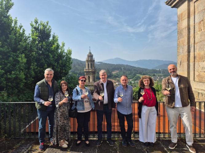 Brinde con viño da Estación de Viticultura e Enoloxía de Galicia (EVEGA)